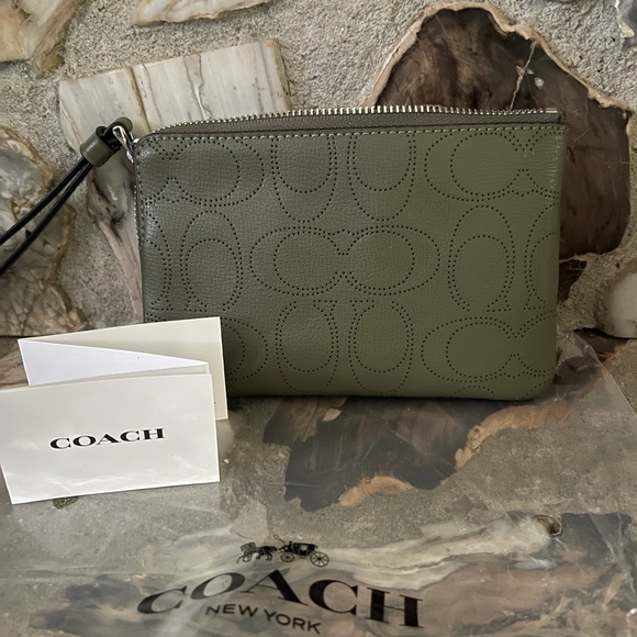 NEW COACH Corner Zip Wristlet - Picture 2 of 5